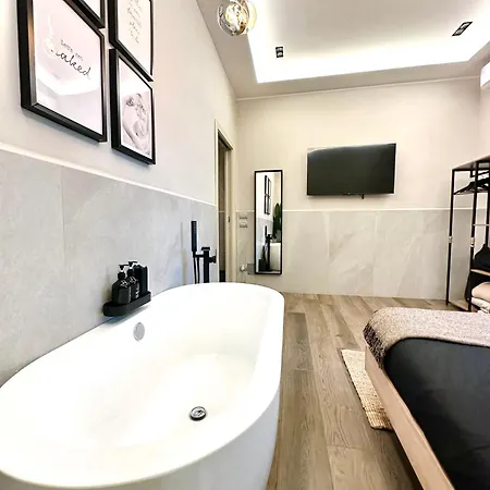 Falco Deluxe * Νάπολη